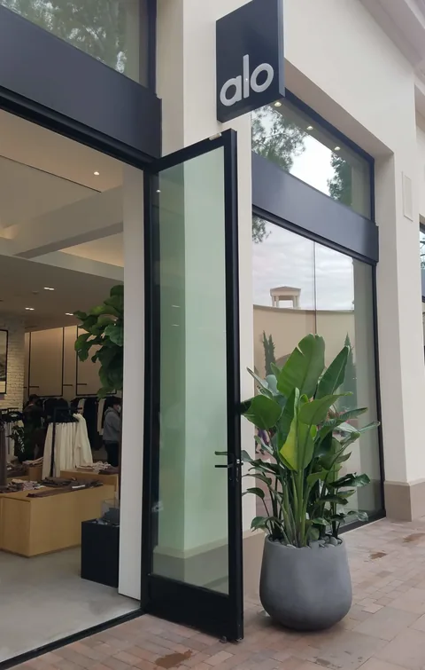 Open thermally broken aluminum panels at a shop entrance.